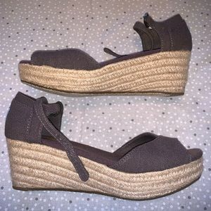 Toms Wedge Sandal Size 8.5